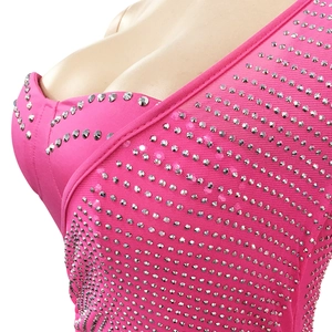 Détail de la robe en résille rose vif avec strass argentés et design en mesh ajouré