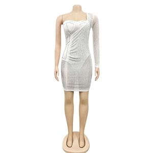 Détail d'une robe moulante blanche à une épaule ornée de strass brillants et mesh