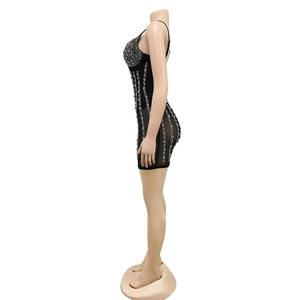 Seitenansicht des schwarzen Mini-Bodycon-Kleides mit weißen Strassstreifen und dünnen Trägern