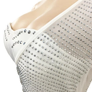Détails de strass argentés et mesh sur une robe de soirée blanche moulante sexy