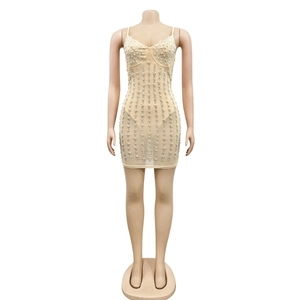 Detail eines beigen Bodycon-Kleides mit vertikalen Strasssteinen und Kunstperlen-Verzierung