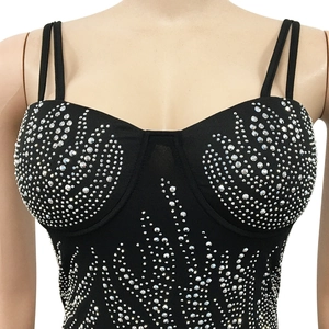 Detail van de zwarte mesh jurk met zilveren stras hartpatroon en dunne spaghettibandjes