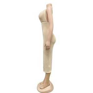 Detail eines nudefarbenen figurbetonten Midikleids mit glitzernden Strasssteinen und Mesh