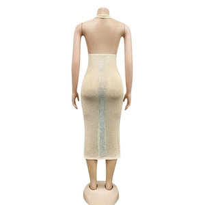 Makrodetail vertikaler silberner Strasssteine auf beigem High-Waist-Bodycon-Midikleid