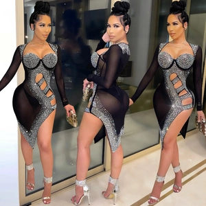 Détail d'une robe en résille noire avec strass argentés et découpes latérales