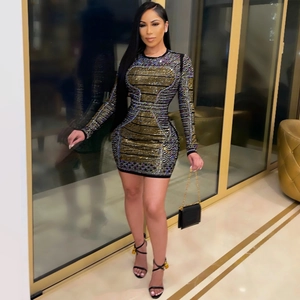 Robe courte moulante sexy avec strass dorés scintillants et des manches longues