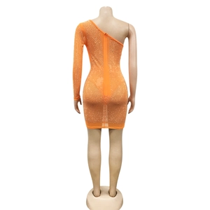 Détail de la robe en tulle orange montrant le zip invisible et les strass argentés