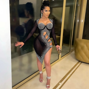 Détail d'une robe en résille noire avec strass et découpes sur un mannequin femme