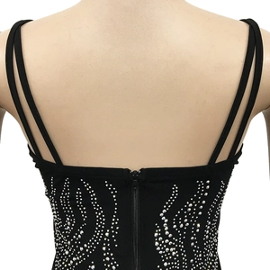 Detail van een zwarte mesh-jurk met zilveren strass golfpatroon en rits aan de achterkant
