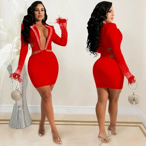 Sexy rotes Minikleid mit V-Ausschnitt, Taillen-Cut-outs und Federn an den Ärmeln