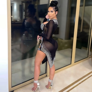 Détail d'une robe en mesh noir avec strass argentés et ourlet fendu irrégulier élégant
