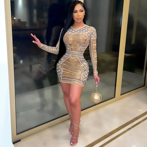 Robe mini moulante dorée à manches longues avec motifs géométriques en strass brillants