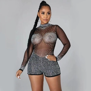Sexy schwarzer Langarm-Mesh-Jumpsuit mit funkelnden Silber-Strasssteinen und hohem Hals