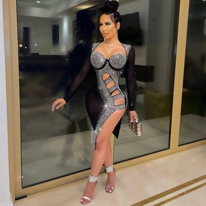 Robe moulante noire sexy avec strass, manches en résille transparente et fente haute