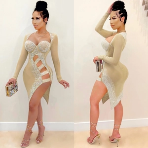 Robe en résille sexy nude avec strass, découpes et fente haute pour vos soirées de fête