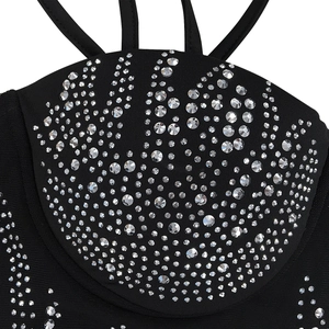 Detail van zilveren strass-steentjes op zwarte mesh-stof voor een feestjurk