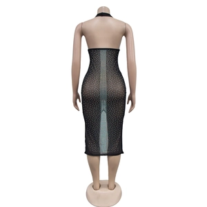 Makro-Detail von schwarzem Netzkleid mit silbernen Strasssteinen und Kristall-Rücken