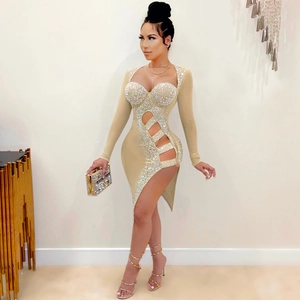 Détail de robe en tulle avec strass, découpes sexy et une fente haute sur le côté