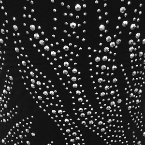 Macro-opname van mesh-stof met zilveren strass-steentjes en gebogen patronen