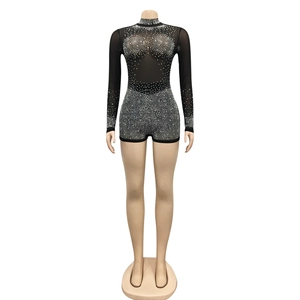 Detail eines schwarzen Mesh-Bodys mit glitzernden silbernen Strasssteinen und Langarm