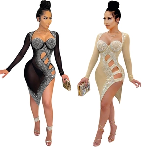 Détail des manches en tulle transparent et des strass brillants sur cette robe moulante