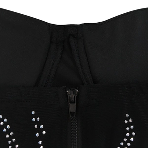 Macro-detail van zwarte mesh-jurk met een stevige ritssluiting en fonkelende strasstenen