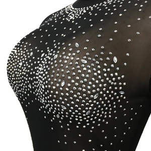 Makroansicht des schwarzen Mesh-Bodys mit radialen Silber-Strasssteinen und Rundhals