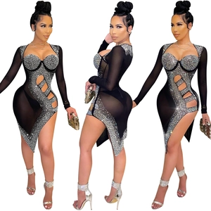 Détails de la robe en maille noire avec strass et découpes latérales pour femmes