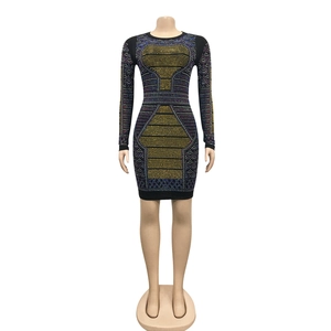 Détail d'une robe moulante à manches longues avec strass colorés sur tissu extensible noir