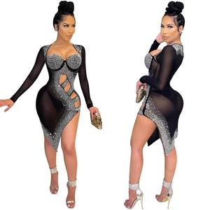 Détail de la robe en maille transparente avec strass, découpes et ourlet asymétrique