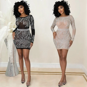 Dettaglio mini abito in mesh con strass in nero e nude per look da festa