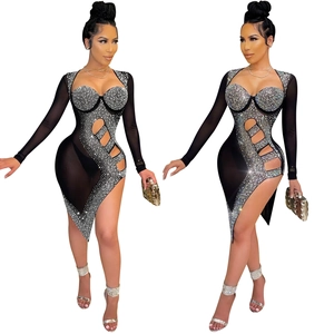 Détail d'une robe en mesh noir avec strass scintillants et découpe à la taille sexy