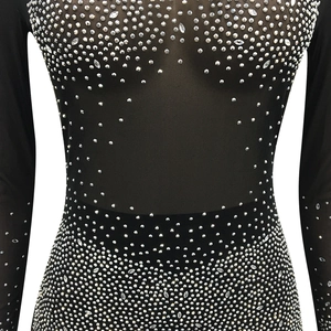 Detail eines schwarzen Mesh-Bodys mit aufwendigen silbernen Strasssteinen und Rundhalsausschnitt