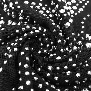 Detailopname van zwarte mesh-stof met dichte zilveren strass-steentjes op avondjurk