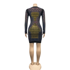 Détail du dos d'une mini robe noire avec des strass colorés aux motifs géométriques chic