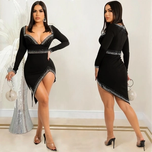 Sexy schwarzes V-Ausschnitt-Kleid mit Strasssteinen und asymmetrischem Schlitz-Design