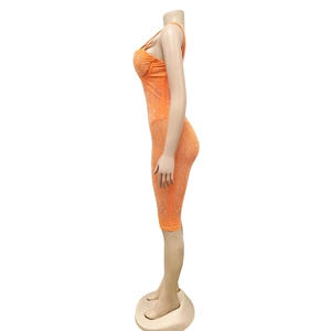 Detailweergave van de oranje nauwsluitende midi-jurk met zilveren strass-golfpatronen