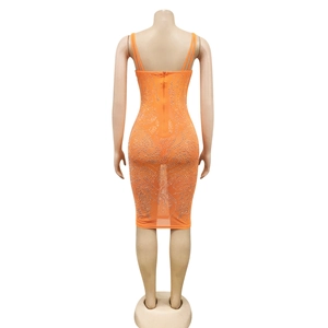 Detail van oranje mesh bodycon jurk met sprankelende zilveren strass-steentjes en rits achter