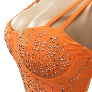 Detail van oranje top met zilveren strassteentjes en gekruiste dunne bandjes