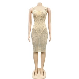 Detail van beige mesh midi-jurk met zilveren strassteentjes en nauwsluitende pasvorm