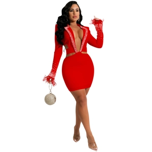 Detailaufnahme von rotem Minikleid mit funkelnden Strasssteinen und Fransenärmeln