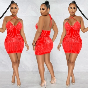 Détail d'une mini-robe moulante rouge avec strass argentés et décolleté licou sexy