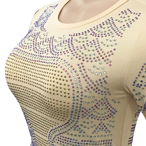 Détail d'une robe beige moulante ornée de strass multicolores à motifs géométriques