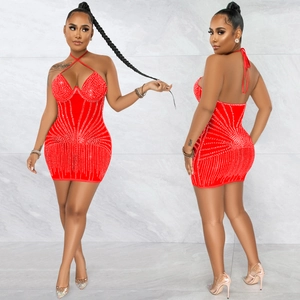 Robe moulante rouge sexy à licou avec motifs en strass et dos nu élégant