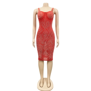 Detail van rode bodycon jurk met fonkelende zilveren strass-steentjes in een vlampatroon