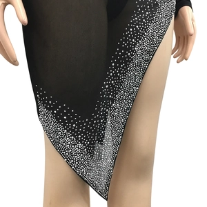 Détail d'une robe en maille noire avec strass argentés scintillants et motifs en forme de V