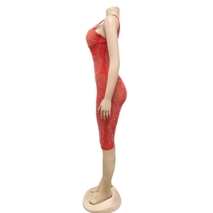 Detailweergave van de rode bodycon-jurk met transparant mesh en glanzende strass