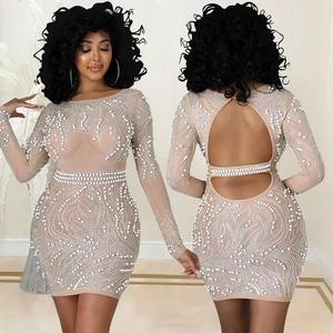 Abito aderente in mesh con perle e strass caratterizzato da un design aperto sul retro