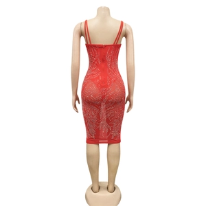 Detail van de rode mesh mini-jurk met zilveren strass-steentjes en rits aan de achterkant