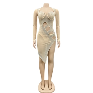 Vue détaillée de la robe en maille beige ornée de strass avec des découpes latérales